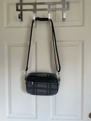 Svart axelväska från Pier One - Snygg svart axelväska från Pier One. Väskan är i perfekt mellanstorlek med plats för allt det viktigaste. Stilren design som passar till alla outfits och lyfter hela looken🤩