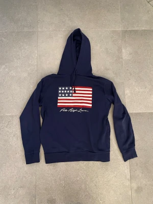 Ralph lauren hoodie - Säljer nu denna sällsynta Ralph lauren hoodie, skick 8.5/10, pris kan diskuteras, hör av dig vid några funderingar😃