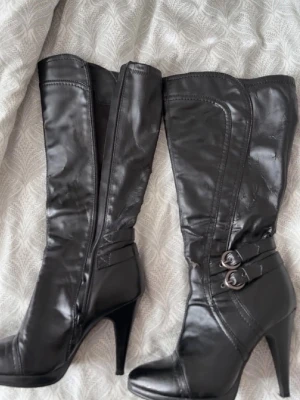 Boots/klackar - Säljer dessa boots❤️det står storlek 37 i och under. Materialet fäller ibland och har lite sprickor, därav låga priset 