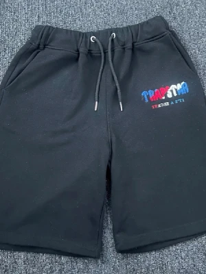 Trapstar Shorts Blå/Röd/Vit - Plagg:Trapstar Shorts Storlek:S Passar M Nypris:1199 Mitt pris:149 Skick:9/10 Använd Fåtal Ett Gånger Märke/Brand:Trapstar Färg:Svart (Loggan Blå/Röd/Vit) Material:Bomull Övrigt:Inga Defekter, Nästan Aldrig Använda  Fraktar Inom 24 h📦 Skriv Vid Minsta Lilla Intresse😃 