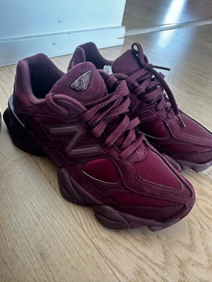New Balance U9060 SATIN - Sneakers - burgundy - New Balance U9060 SATIN - Sneakers - burgundy   Storlek 40 (25cm)  Använda 1 gång men är för stora för mig därav säljer jag de.    Nypris 2245 via Zalando   https://www.zalando.se/new-balance-u9060-sneakers-burgundy-ne211a0wg-g11.html