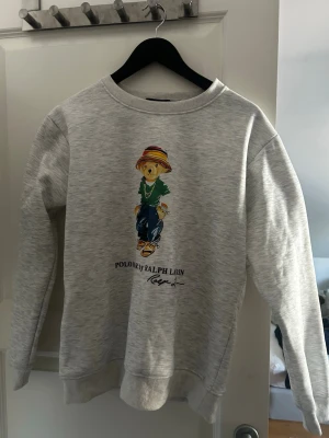 Polo bear Ralph Lauren hoddie  - Används väldigt flitigt, den har blivit för liten när jag testade den för några dagar sen så tänker att den kan hamna i bättre händer än att bara hänga i garderoben. Den är storlek M 