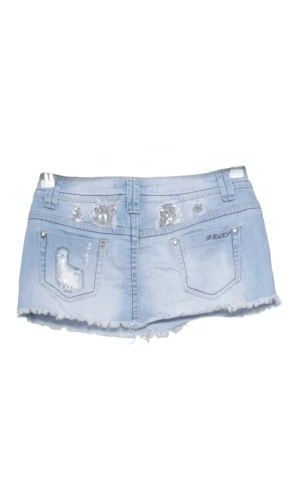 Snygg Ljusblå jeanskjol med glitter paljetter - Ass snygg kort jeans kjol som jag älskar men den är lite för liten så därför säljer jag den. Pris kan sänkas mycket vid snabb affär🩷 Aldrig använd och midjemått: 75cm