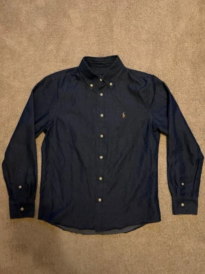 Skjorta Polo Ralph Lauren - Säljer denna skjorta från Polo Ralph Lauren i storlek M. Skjortan är ny med lapp kvar, helt oanvänd.  Tveka inte att höra av dig vid frågor!