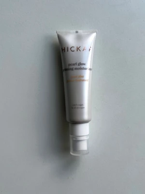 Hickap Pearl Glow Priming Moisturizer - Säljer en Pearl Glow Priming Moisturizer från Hickap. Produkten ger en glowig finish och fungerar både som primer och återfuktande kräm. Passar alla hudtyper och är vegansk.