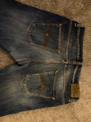 Nudie jeans  - Ett par snygga nudie jeans med inga defekter och är i nyskick.