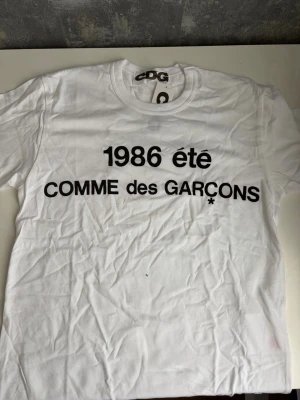 Comme des garcons t-shirt - Säljer en helt ny CDG, helt oanvänd inte ens testad. Den är i bra kvalitet i storlek s. skriv vid minsta fundering och pris går att diskutera 