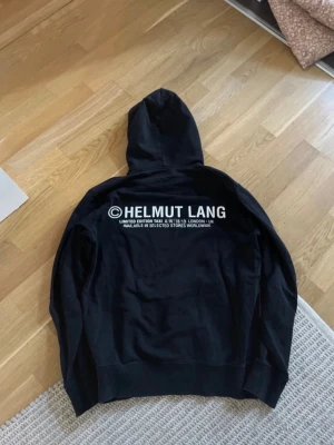 Helmut lang hoodie - Medium. Lappen inuti är sliten och så är trycket lite slitet.