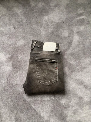 Replay anbass hyperflex  - Säljer ett par Replay anbass hyperflex i storlek 29/30, dessa jeans är i nästans helt nytt skick och är perfekt för en stilig och elegant look!