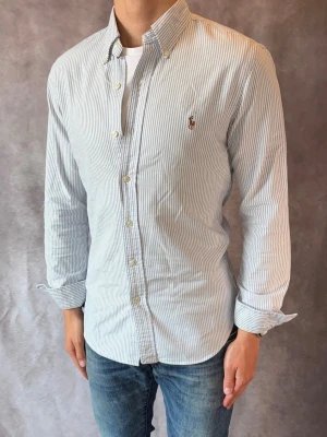 Randig Ralph Lauren Skjorta - Stl S, Slim fit - Riktig snygg Ralph Lauren Skjorta, perfekt till sommaren! 🏖️🌊 | Mycket bra skick: 9,5/10, utan defekter  | Stl: S |  Modellen är 177cm och väger 74kg | Billigare pris vid köp av bundle 😉Hör av dig vid frågor // Galgen 🫡 