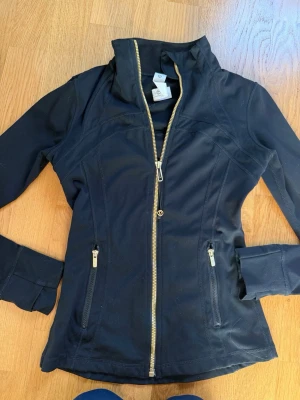 Svart träningsjacka från Lululemon - Fin tränings jacka från lululemon, i fint skick. Storlek 2 vilket motsvarar Xs, kom privat för fler frågor o pris kan diskuteras 🩷