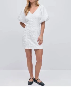 Vit kort klänning  - En vit kort klänning med puff ärmar från Gina Tricot som inte längre finns i storlek 36, den är ny fast med lappen av