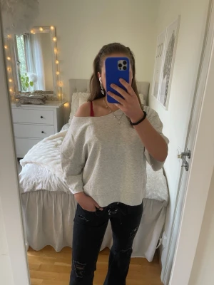 Ljusgrå sweatshirt T-shirt  - Jättesnygg ljusgrå offsholder T-shirt💕 i storlek m! 