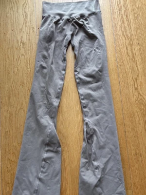 Limited Edition Dfyne Impact Flares - Melbourne - Helt slutsålda limited edition impact flares i färgen melbourne. Storlek S i modellen tall, helt oanvända med prislappen kvar. 