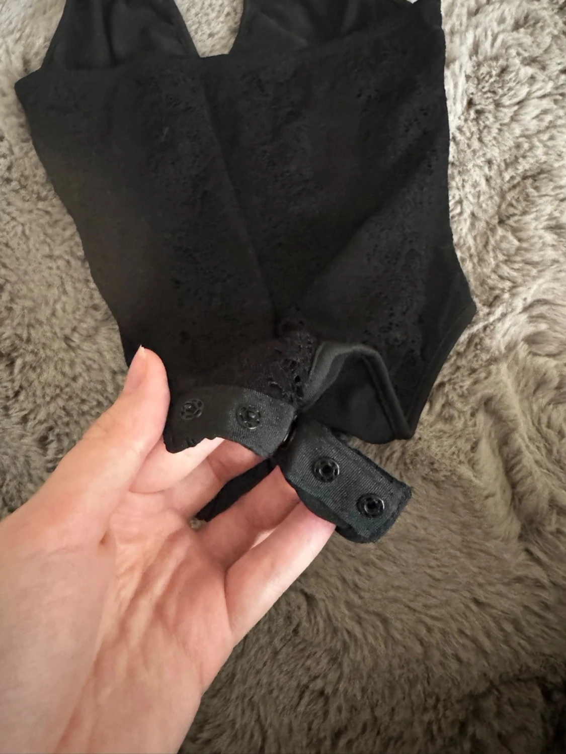 Svart halterneck body med spetsdetaljer - 2