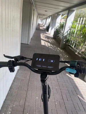 Svart el-scooter från ootd t10 elscooter  - Säljer en svart el-scooter från ootd t10 48v 13,5 ah med digital display på styret, breda däck och robust ram. Scootern har en modern design med detaljer i silver och blått samt en tydlig plattform för fötterna. Perfekt för smidig transport i stan.