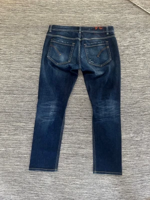 Dondup - Skick: 10/10,  Modell: George (slim fit),  Storlek: 34, Mått: Längd; 98cm, Midja; 46cm, Toppenfina jeans i nyskick, tveka inte på att höra av er vid frågor! 