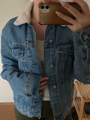 Fodrad jeansjacka - Blå fodrad jeansjacka från Lindex med vit teddykrage i strl S🌸 (har en defekt, se sista bilden)