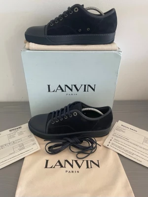 Lanvin DBB1 Patent Cap Toe Sneaker - Helt nya svarta lanvins med max en användning i storlek uk 6 vilket motsvarar ungefär storlek 40 men passar även större • Retail ligger runt 5000kr men säljs här för bara 2399kr!!! OG finns och kan fås med vid fullpris eller övereskommelse.  Jag svarar gärna på frågor och prisförslag mvh
