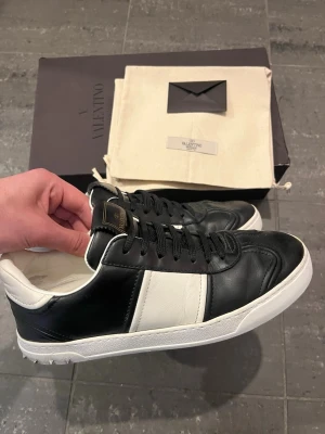 Valentino flycrew  - Mycket fint skick, Alla nitar kvar! Storlek 40 passar 41. Självklart äkta! Box, dustbag och valentino kort medföljer.
