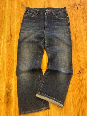 Edwin 401 Extra Extreme X Jeans (32x32) 🇯🇵 - Heavily faded dark wash with rich indigo tones, high-contrast whiskering, and natural creasing from years of authentic wear • Signature arcuate stitching, red tab & embossed leather patch • Classic straight fit with slight bootcut • Raw frayed hems for added character • Solid structure, no major flaws Collector-grade denim with true patina & heritage appeal