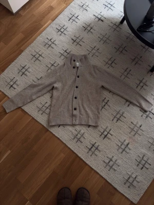 Cardigan  - Skön cardigan från jack&jones premium. Skick 7/10. Passar bäst om man är storlek M eller L, men det står storlek xs på den (den är väldigt oversize)