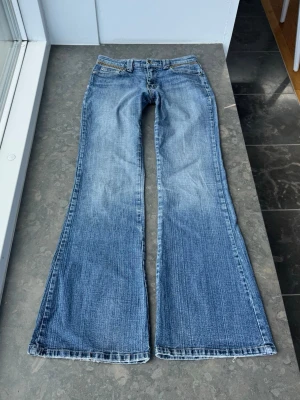 Lågmidjade jeans y2k💕 - Så snygga jeans som tyvärr inte passar mig och har därför ingen bild på! Midjemått tvärsöver: 38cm Midjehöjd: 22cm Inerbens längd: 79,5cm