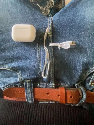 Apple AirPods Pro med laddningsetui - Säljer ett par vita Apple AirPods Pro med trådlöst laddningsetui. Hörlurarna har en stilren och kompakt design i plast och levereras med laddningskabel och handledsrem. Perfekta för dig som vill ha grymt ljud och smidig anslutning till din iPhone.