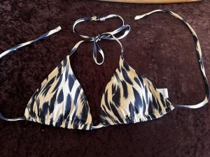 Mönstrad Bikinitopp - Snygg trekantsbikini i klassisk modell med knyt i nacken och ryggen. Perfekt för stranden eller poolen. Tyg i mjuk och bekväm syntet som torkar snabbt.