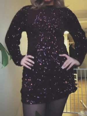 Röd glittrig kort klänning - Säljer en röd kort klänning med långa ärmar och massor av glittriga paljetter. Så fin till fest eller annat💞