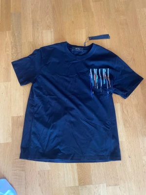 Amiri t shirt - Amiri t shirt i nytt skick med alla lappar kvar! Den är i storlek S och hör av er vid funderingar!