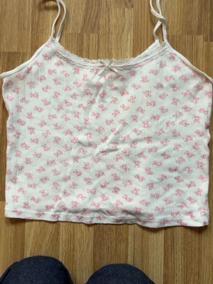 Pyjamas topp - Söt pyjamas topp med nallar på från Gina i storlek 158/163, skulle säga att den passar en S och M! Aldrig använd 