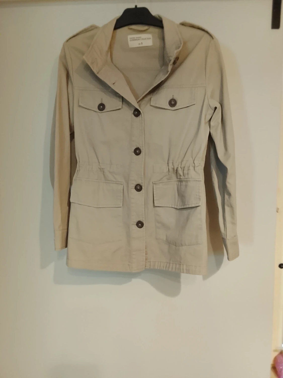 Beige rock med ståkrage och fickor - 5