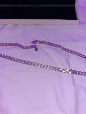 Silver halsband och silver ring - Säljer mina smycken för att jag inte använder dom längre. Båda har en stämpel på sig vilket leder till att de båda är gjorda av rent äkta silver. Halsbandet är ungefär 55-65 cm långt. Asken medföljer och priset kan diskuteras vid snabbaffär 