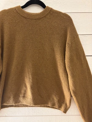 Brun/beige stickad tröja 🤎 - H&M stickad tröja – storlek XS 🤎 Säljer en fin stickad tröja från H&M i brun/beige nyans, perfekt till höst och vinter. Mjuk och skön modell som passar både till vardags och mer uppklätt. Använd 1 gång!! 🤎  ✨ Detaljer:  * Märke: H&M * Storlek: XS * Färg: Brun/beige * Material: Stickad och mjuk * Skick: Fint använt skick  Pris: 100 kr  Hör gärna av dig vid frågor eller intresse 😊