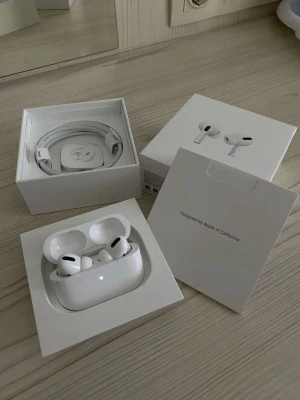 Apple AirPods 3rd generation - Säljer ett par vita Apple AirPods trejde generationen med laddningsetui och originalförpackning. Hörlurarna är trådlösa in-ear med silikonproppar och levereras med laddningskabel. Snygg och stilren design som passar perfekt till mobilen.