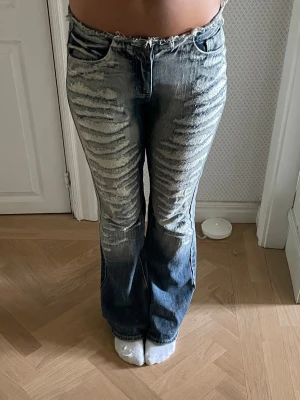 Low waist jeans  - Jeans från Jaded London i storlek W26, och ca L34. De passar mig som är 175 cm lång och oftast storlek 36/38 i jeans. Ena knappen har gått av på bakfrickan och de är lite skavda vid hälen men inte mycket 😊