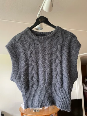 Grå stickad väst med kabelmönster - 🖤 Perfekt att bära över skjorta eller t-shirt 🖤 Passar både till jeans och kostymbyxor 🖤 Bekväm + snygg = win  Just nu älskar vi den stickade modellen – enkel, modern och lätt att styla till både vardag och fest 💫  👉 Uppgradera din look idag! #veromoda #väst #outfitinspo #fashionstyle  Ge förslag på pris!💕💕 Stl M - Dam Vinted): #veromoda #väst #gråväst #damkläder #fashion #stilren #outfit #outfitinspo #trend #mode #secondhand #vinted #vintedfynd #sustainablefashion #preloved #shoppa #billigt #fy