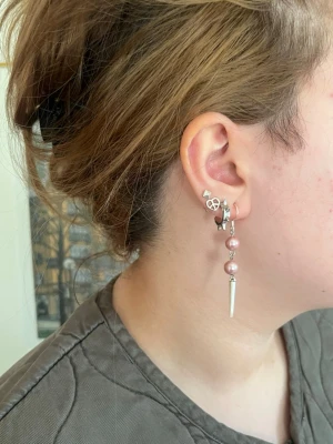 Maria nillsdotter liknade örhängen. Rosa pärlor med nitar handgjorda  - Jag skapar dessa örhängen av noggrant utvalda pärlhalsband från secondhand – ett medvetet val för att ge vackra material ett nytt liv. Alla örhängen är handgjorda och säljs i par 💖🫶🏻⚜️