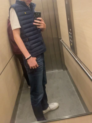 Väst - Snygg mörkblå dunväst från Lyle & Scott, använd mycket men ser fortfarande ny ut.