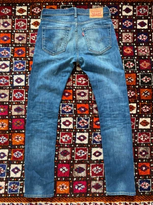 Archive Levi’s jeans W31 L32 - Säljer ett par otroligt feta jeans som sitter som är väldigt gamla. Jeansen har feta fades och sitter som en smäck! Hör av dig vid frågor om jeansen osv!