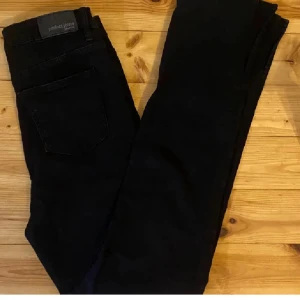 Bootcut jeans - Säljer svarta jeans från Gina Tricot Young i storlek 158, passar nog xxs. Använda 1 gång och tvättade efteråt. Har slits, rak i modellen. Stretchiga. Köparen betalar frakten!