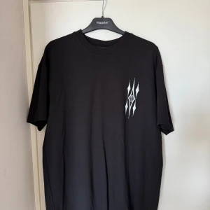 Amiri T-shirt - Amiri T-shirt i storleken XL men sitter som en L. Super trendig.