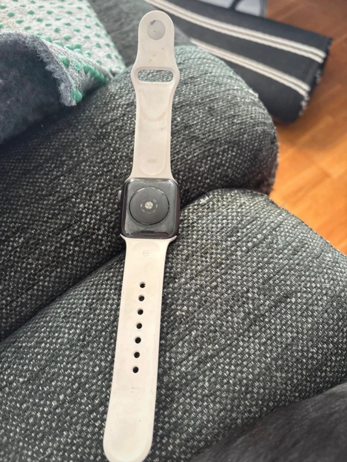Apple Watch med vit silikonrem - 1