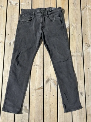 Replay Jeans Anbass  - Säljer Replay Anbass jeans i mycket fint skick. Populär modell med modern passform, stretchigt material och skön komfort för vardagsbruk. Klassisk design som passar till det mesta. Väl omhändertagna och redo för ny ägare.  ✔ Modell: Replay Anbass ✔ Bra skick ✔ Bekväm passform med stretch ✔ Äkta Replay