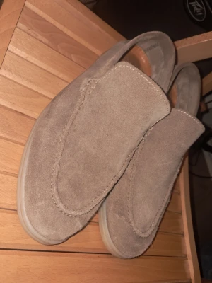 Säljer Loro Piana summerwalk loafers - Schyssta loafers i mocka och passar till ungfär vad som helst. Speciellt på sommarn. Dem är änvanda men är ändå i mycket bra skick är dock lite utsuddat vid hälen i skorna men är fina på utsidan