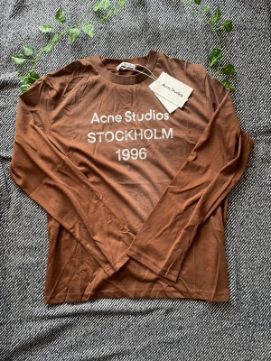 Acne studios long sleeve - Tja! Säljer en svin fet acne studios tröja i en unik färg. Storlek är S. Hör av er vid frågor!