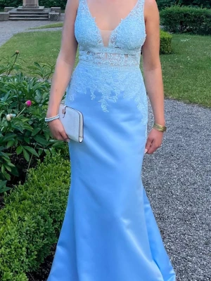 Balklänning  - Ljusblå balklänning i mycket fint skick. Endast använd 1 gång 