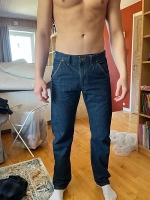 Vintage jeans  - Säljer ett par vintage jeans från dressman . Använda cirka 2 gånger . Storlek 34/34 . Säljer då de inte kommer till användning längre och inte passar så bra . 