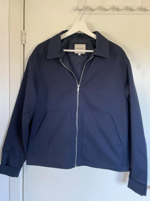 Mörkblå skjortans från Jack and Jones. - Jackan är i mycket bra skick, säljer eftersom jag växt ur den. Passar som vår/ sommarjacka. 